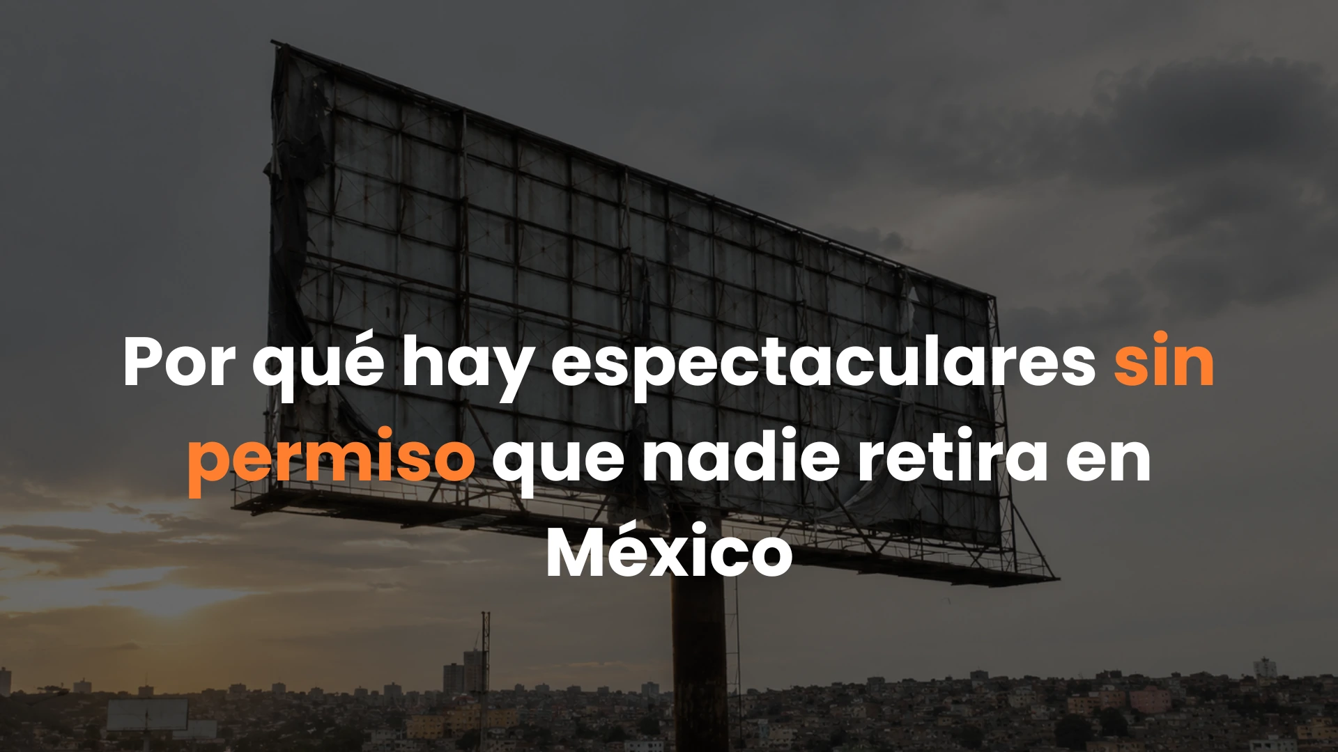 Por qué hay espectaculares que llevan años sin permiso y nadie los retira